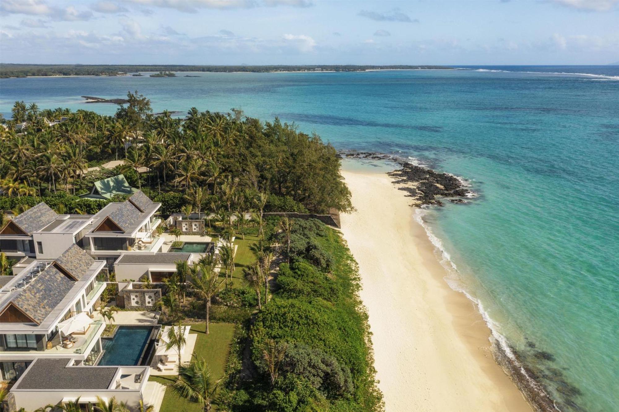 Private Villa zum Meer mit fünf Schlafzimmern, Pool, frühem Check-in ab 10 Uhr, spätem Check-out bis 18 Uhr, privatem Check-in in der Villa, persönlichem Gastgeber, Willkommenskorb, täglichen Annehmlichkeiten und einem Resort-Guthaben von 500 EUR pro